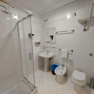 Camera tripla deluxe